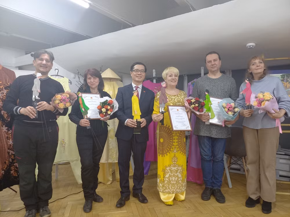 Đại sứ Nguyễn Hồng Thạch khen thưởng các nghệ sĩ biểu diễn.