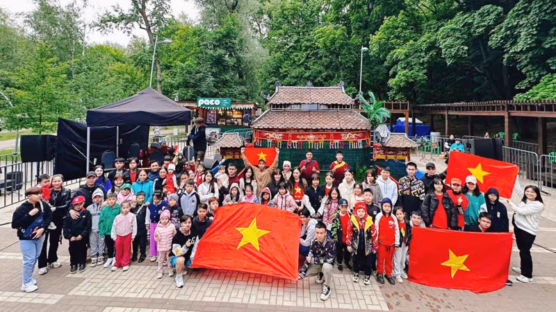 Khán giả Việt Nam đi xem múa rối nước ở Voronezh (Nga). Ảnh: Phương Hoa