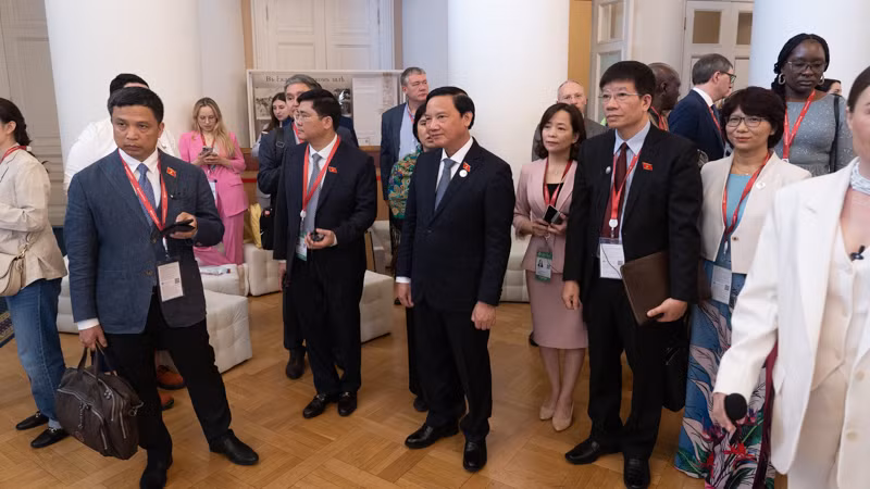 Đoàn đại biểu Quốc hội Việt Nam tại Lễ khai mạc Đại hội Sinh thái quốc tế Nevsky lần thứ 10. (Ảnh: THANH THỂ)