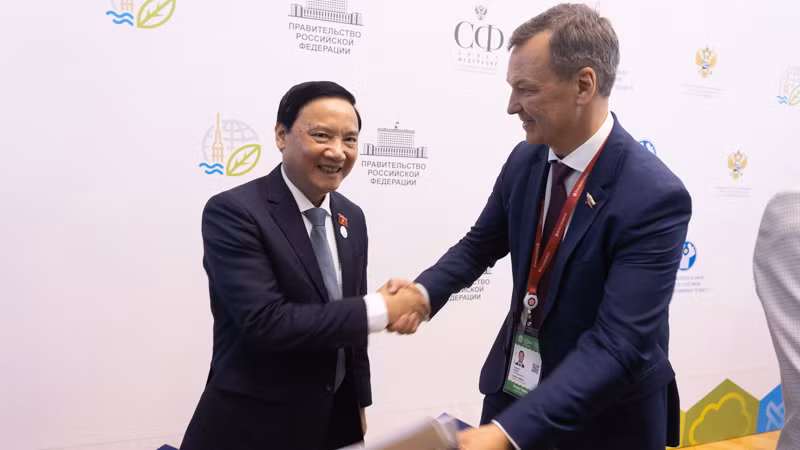 Phó Chủ tịch Quốc hội Nguyễn Khắc Định gặp ông Andrey Yatskin, Phó Chủ tịch thứ nhất Hội đồng Liên bang (Thượng viện) Nga bên lề Đại hội. (Ảnh: THANH THỂ) 