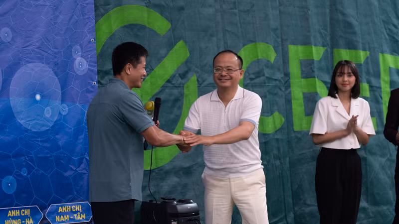 Chủ tịch Hội người Việt Nam tại Nga Đỗ Xuân Hoàng (áo trắng) tặng quà lưu niệm Ban tổ chức. (Ảnh: THANH THỂ)