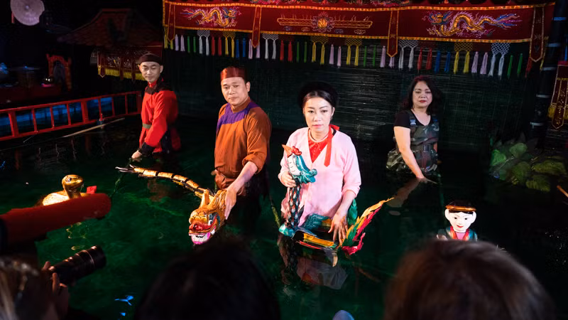 Các nghệ sĩ Việt Nam trả lời câu hỏi của khán giả Nga. (Ảnh: THANH THỂ)