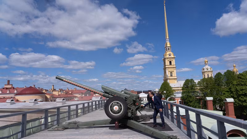 Bắn pháo kỷ niệm 133 năm Ngày sinh Chủ tịch Hồ Chí Minh. (Ảnh: THANH THỂ)