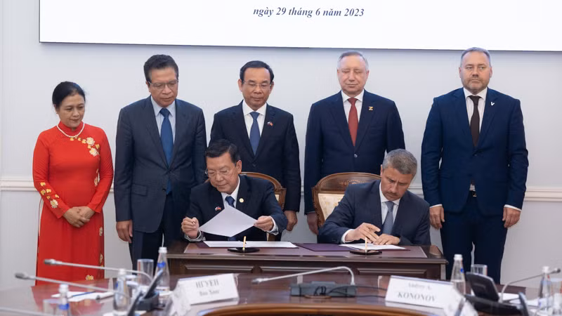 Lễ ký biên bản ghi nhớ hợp tác giữa huyện Cần Giờ (Thành phố Hồ Chí Minh) và quận Kronshtadt (Saint Petersburg). (Ảnh: THANH THỂ)