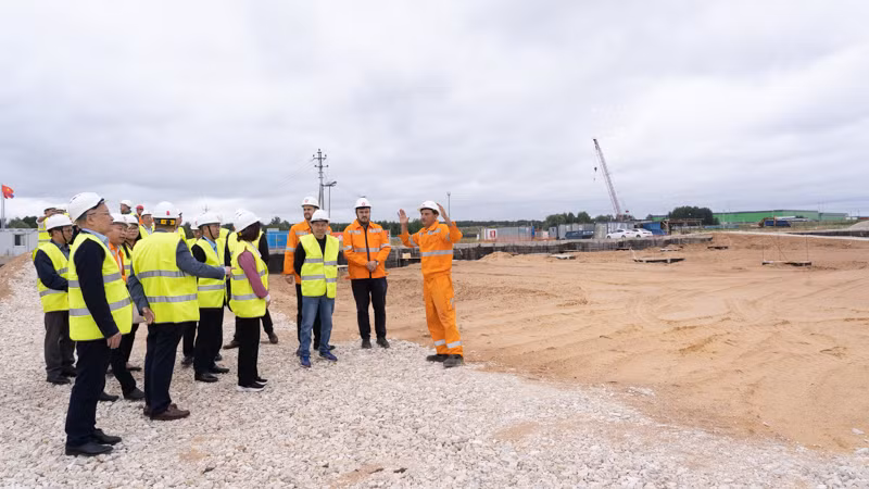 Công trường xây dựng nhà máy chế biến sữa của TH. (Ảnh: THANH THỂ)