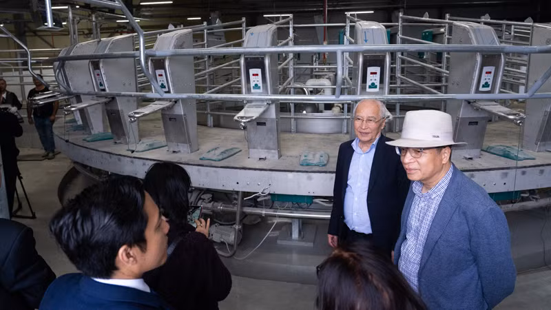 Dây chuyền vắt sữa chuẩn bị đưa vào hoạt động. (Ảnh: THANH THỂ)