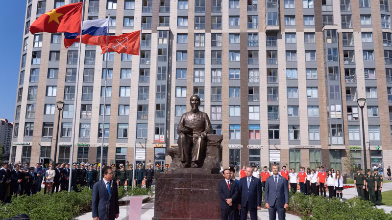 Buổi lễ khánh thành tượng Chủ tịch Hồ Chí Minh diễn ra trang trọng. (Ảnh: THANH THỂ)