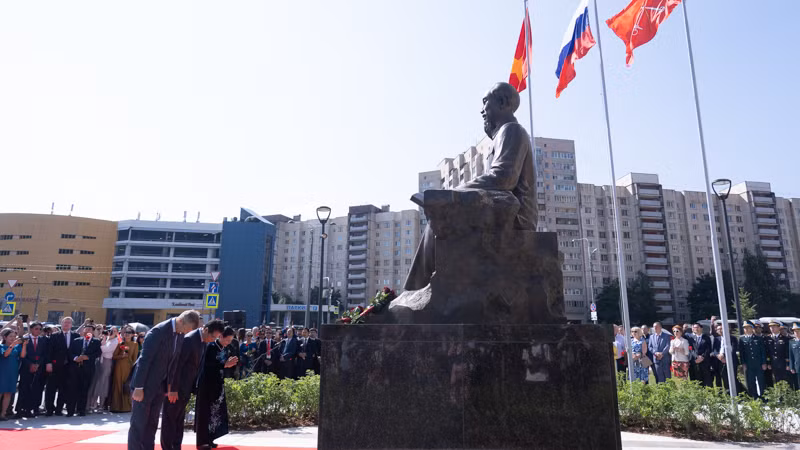 Các đại biểu dâng hoa tưởng nhớ Người. (Ảnh: THANH THỂ)