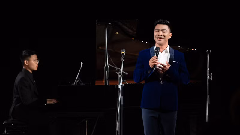 Màn trình diễn của ca sĩ Việt Nam trong đêm diễn 18/5. (Ảnh: THANH THỂ)