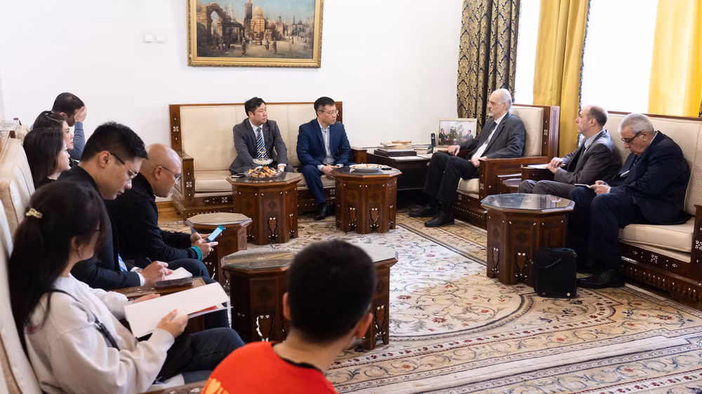 Đại diện cộng đồng người Việt tại Nga gặp gỡ Đại sứ và nhân viên Đại sứ quán Syria tại Nga. Ảnh: THANH THỂ