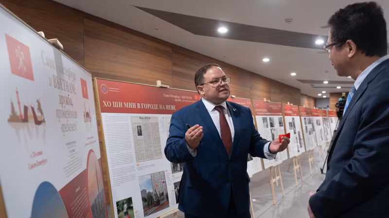 Triển lãm trưng bày nhiều tài liệu quý về Chủ tịch Hồ Chí Minh và quan hệ Việt-Nga. (Ảnh: THANH THỂ)