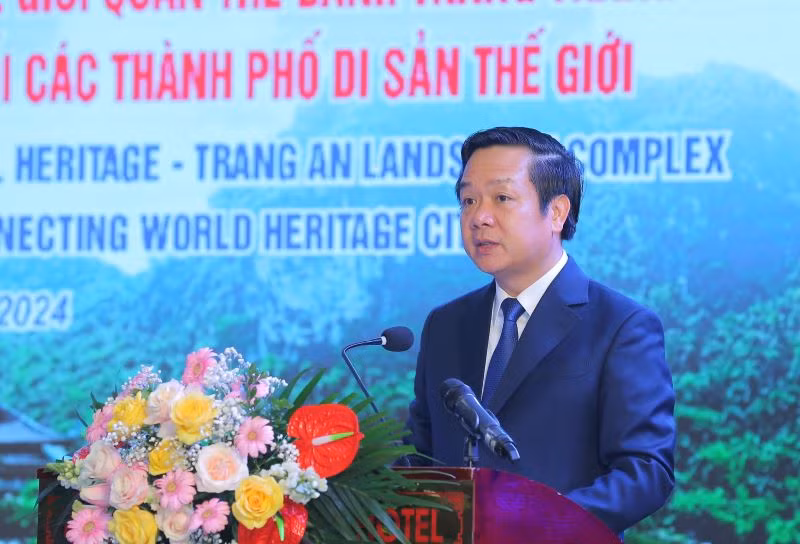 Tiến sĩ Phạm Quang Ngọc, Chủ tịch Ủy ban nhân dân tỉnh Ninh Bình phát biểu tại phiên khai mạc. (Ảnh: Vũ Tuấn)