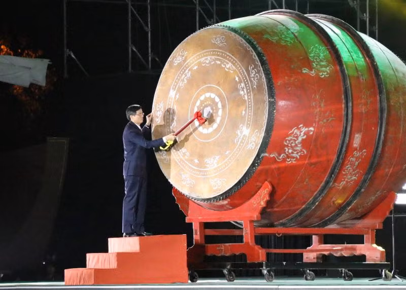 Đồng chí Đoàn Minh Huấn, Ủy viên Trung ương Đảng, Bí thư Tỉnh ủy Ninh Bình khởi trống khai hội. (Ảnh: Đức Phương)