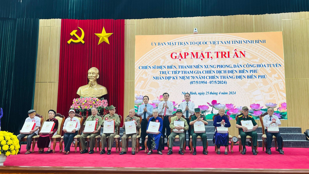 Dịp này, các đồng chí lãnh đạo tỉnh Ninh Bình đã trân trọng trao tặng quà của Tỉnh ủy, HĐND, UBND, Ủy ban Mặt trận Tổ quốc Việt Nam tỉnh cho các chiến sĩ Điện Biên, thanh niên xung phong, dân công hỏa tuyến trực tiếp tham gia Chiến dịch Điện Biên Phủ.