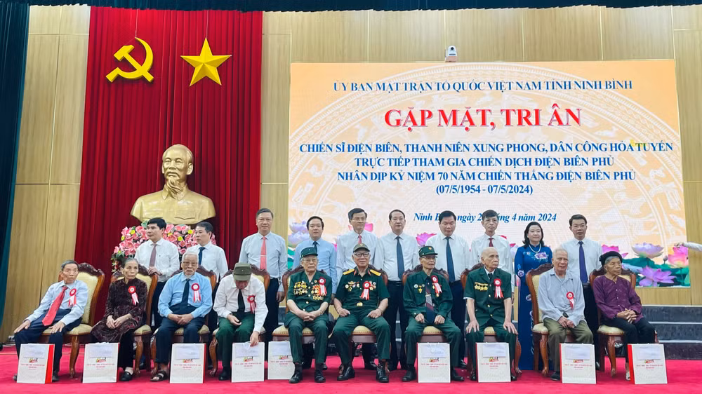 Lãnh đạo tỉnh Ninh Bình chụp ảnh lưu niệm với các chiến sĩ Điện Biên, thanh niên xung phong, dân công hỏa tuyến.