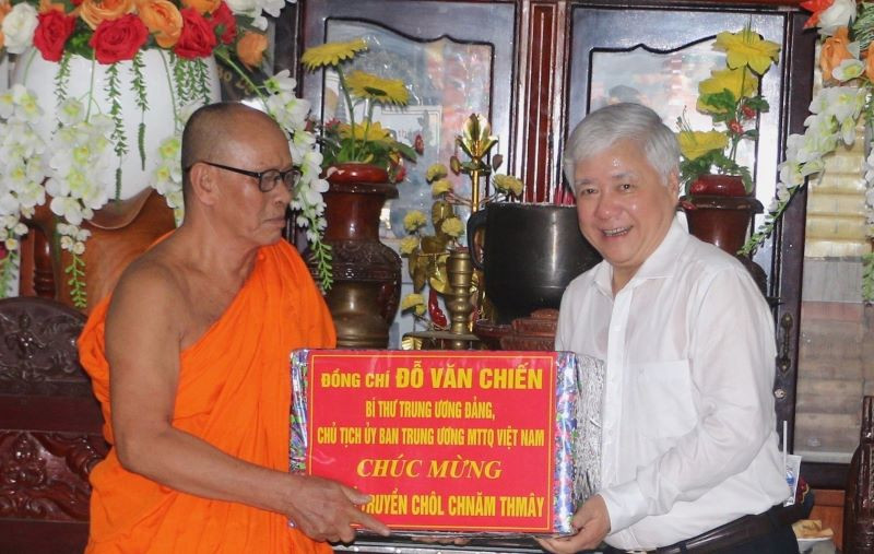 Đồng chí Đỗ Văn Chiến thăm, chúc mừng Hội Đoàn kết sư sãi yêu nước tỉnh Bạc Liêu.