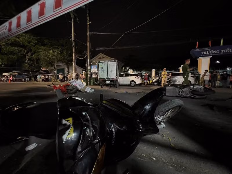 Hàng loạt xe máy bị xe tải tông liên hoàn. 