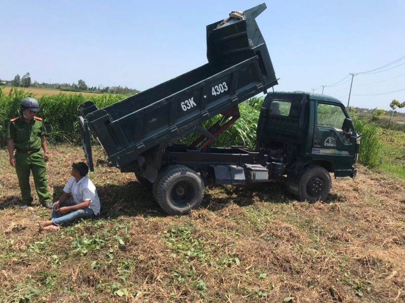 Ông Trần Thanh Triều (ngồi) cùng phương tiện tại hiện trường.