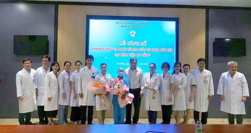 Ban giám đốc Bệnh viện Đà Nẵng tặng hoa chúc mừng bệnh nhân hồi phục sau ca ghép tế bào gốc tự thân.