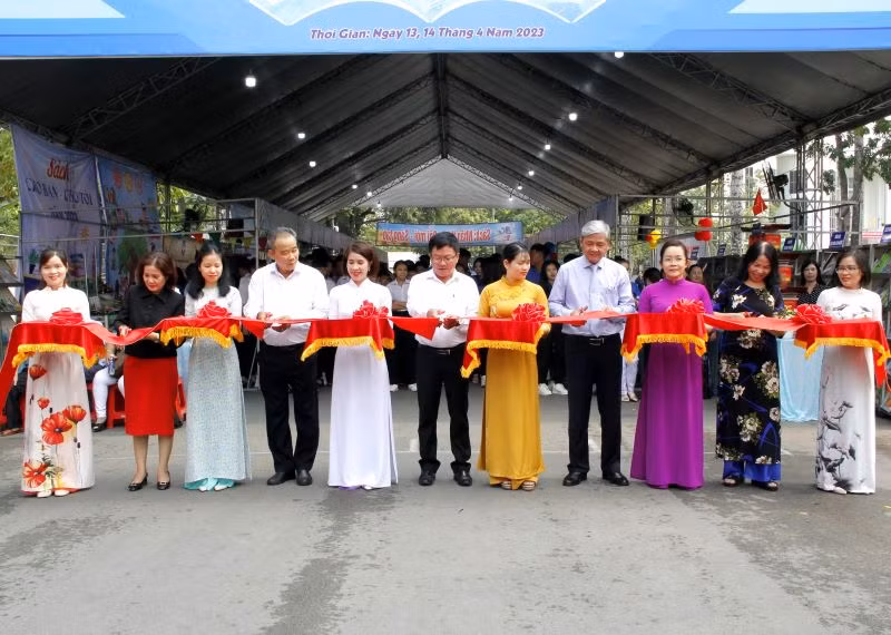 Các đại biểu cắt băng khai mạc ngày hội sách và văn hóa đọc.