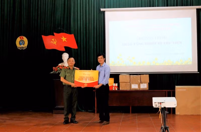 Bộ Công an trao 300 đầu sách, truyện thiếu nhi tặng thư viện trường.