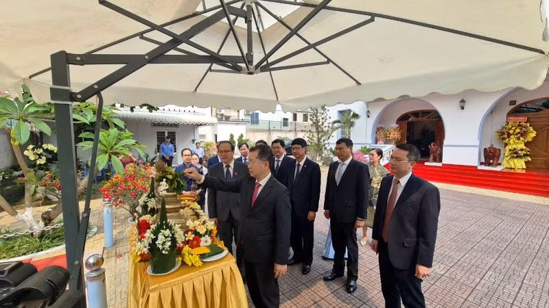 Các đồng chí lãnh đạo chủ chốt của Đà Nẵng thực hiện nghi thức tắm Phật trong dịp tết cổ truyền Bunpimay của Lào.