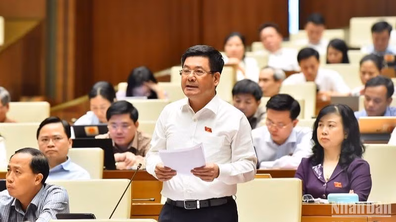 Bộ trưởng Công thương Nguyễn Hồng Diên làm rõ một số vấn đề đại biểu Quốc hội nêu trong phiên thảo luận ở hội trường chiều 1/6. (Ảnh: THỦY NGUYÊN)