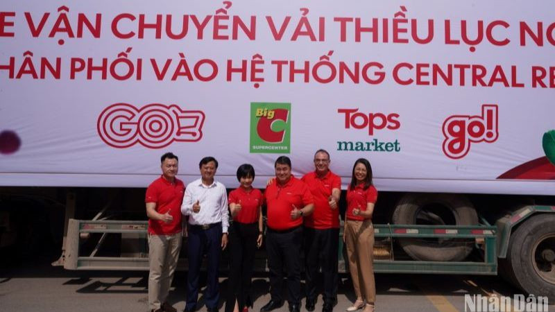 Xuất hành những chuyến container vải thiều tiêu thụ trong hệ thống Central Retail.