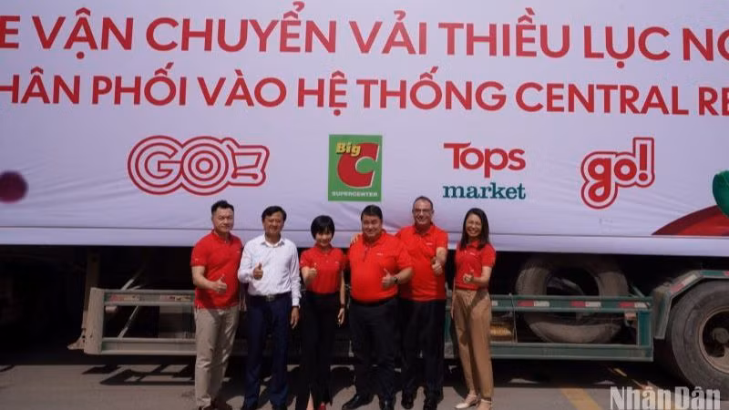 Xuất hành những chuyến container vải thiều tiêu thụ trong hệ thống Central Retail.