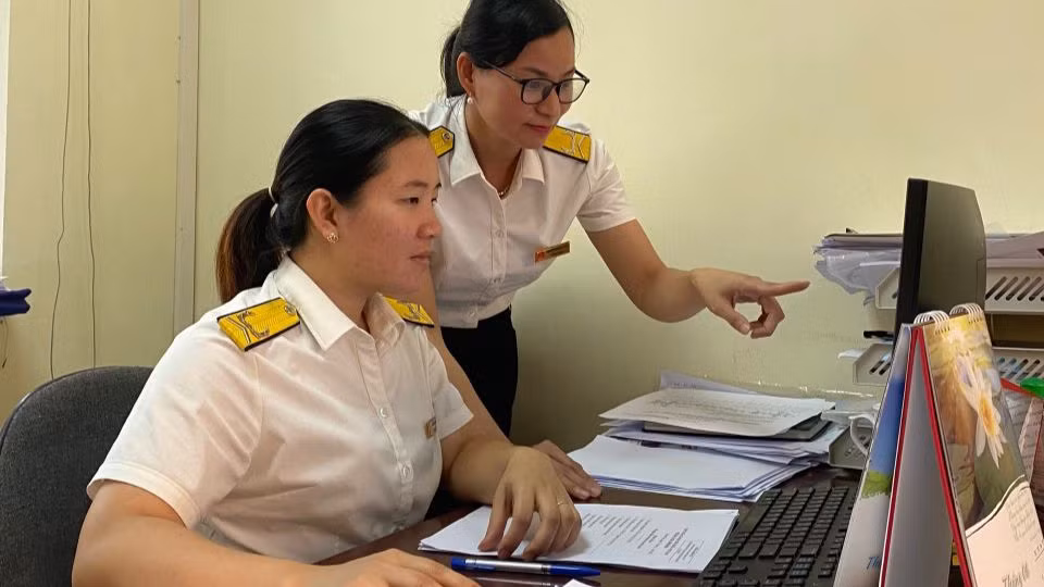 Cán bộ Chi cục thuế khu vực Tam Nông-Thanh Thủy, tỉnh Phú Thọ rà soát, phân loại các khoản nợ của các doanh nghiệp, cá nhân nợ thuế. 