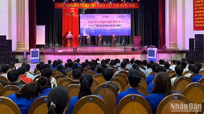 Lễ khai mạc Triển lãm tư liệu, hình ảnh và tuyên truyền “Tuổi trẻ với biển đảo quê hương”.