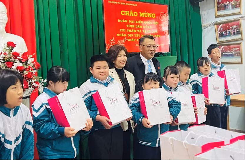 Phó Trưởng Đoàn Đại biểu Quốc hội tỉnh Lâm Đồng Nguyễn Tạo thăm, tặng quà Tết cho học sinh Trường Thiểu năng Phong Lan, Lâm Đồng.