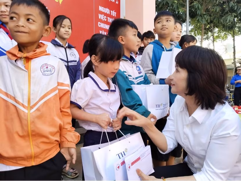 Từ đóng góp của Quỹ Vì tầm vóc Việt (VSF), Tập đoàn TH và BAC A BANK, những học trò nghèo vượt khó tại Đắk Nông đã nhận học bổng trị giá 1 triệu đồng/suất.