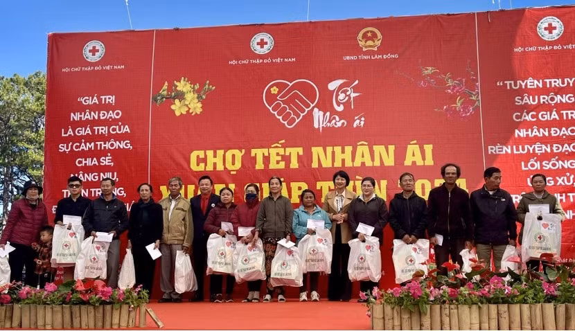 Đại diện các gia đình chính sách, các hộ khó khăn tại tỉnh Lâm Đồng đón nhận quà Tết tại Hội chợ Tết Nhân ái Xuân Giáp Thìn 2024.