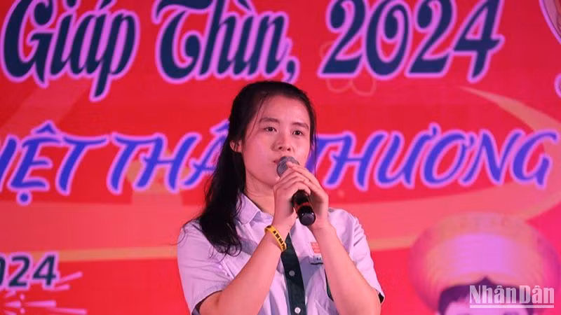 Một em học sinh Trường song ngữ Lào-Việt Nam Nguyễn Du trình bày ca khúc tiếng Việt. Ảnh: HẢI TIẾN