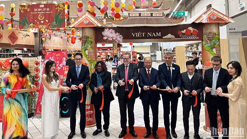 Đây là lần thứ ba liên tiếp Tuần lễ vinh danh hàng và Tết của Việt Nam được tổ chức tại hệ thống siêu thị Carrefour ở Pháp.