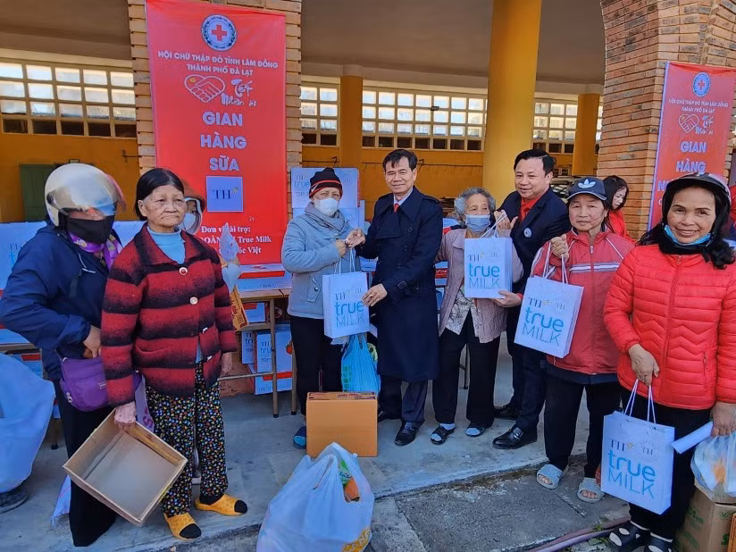Lãnh đạo Trung ương Hội Chữ thập đỏ Việt Nam và tỉnh Lâm Đồng trao tặng quà Tết cho người có hoàn cảnh khó khăn tại Hội chợ Tết Nhân ái Xuân Giáp Thìn 2024 tỉnh Lâm Đồng.