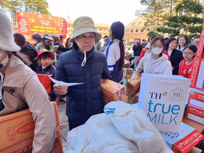Lãnh đạo Trung ương Hội Chữ thập đỏ Việt Nam trao phần quà TH true MILK cho người dân có hoàn cảnh khó khăn tại Hội chợ Tết Nhân ái tỉnh Lâm Đồng.