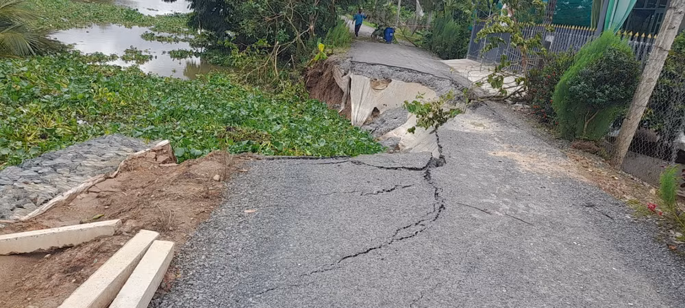 Sạt lở ở xã Cẩm Sơn, huyện Cai Lậy (Tiền Giang) chia cắt tuyến giao thông nông thôn.