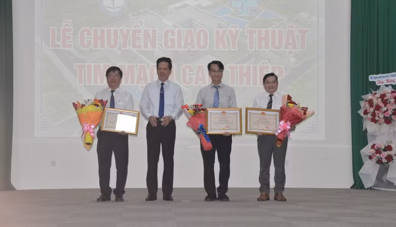 Lãnh đạo Ủy ban nhân dân tỉnh Tiền Giang trao Bằng khen cho 3 tập thể. Lãnh đạo Ủy ban nhân dân tỉnh Tiền Giang trao Bằng khen cho 3 tập thể.