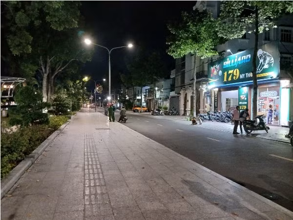 Lực lượng chức năng bảo vệ hiện trường vụ việc.