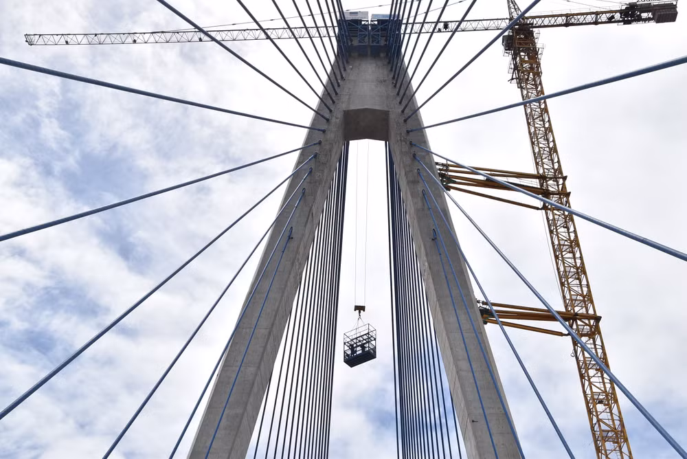 Công nhân nhà thầu đang thi công dây văng cuối trên đỉnh tháp.