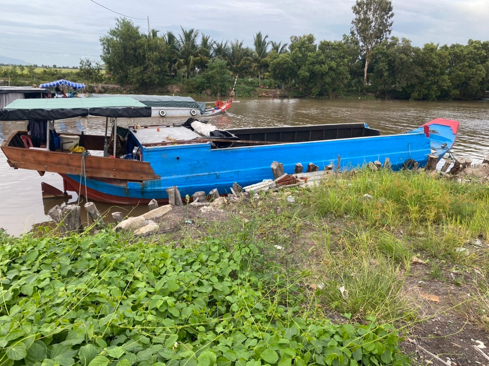 Chiếc ghe gỗ bị cơ quan công an tạm giữ.