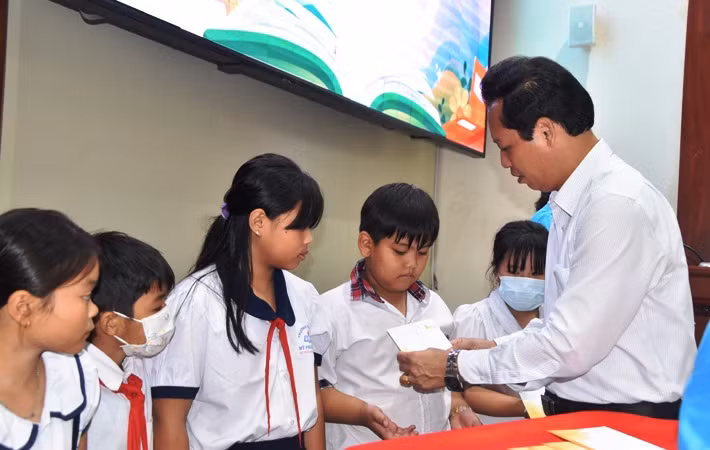 Phó Chủ tịch Ủy ban nhân dân tỉnh Tiền Giang Nguyễn Thành Diệu trao học bổng cho các em học sinh nghèo hiếu học.
