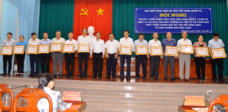 Ban Thường vụ Tỉnh ủy Tiền Giang trao Bằng khen cho 14 tập thể.