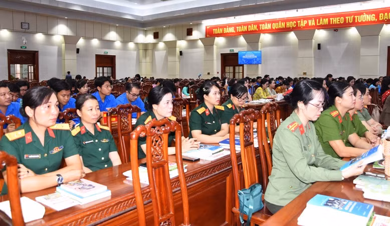 Các đồng chí trong Lực lượng vũ trang tham gia hội thảo.