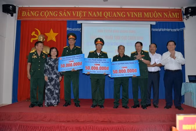 Tặng quà cho cựu chiến binh có hoàn cảnh khó khăn.