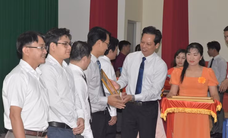 Trao Bằng khen cho các cá nhân có thành tích xuất sắc trong công tác chuyển giao, triển khai kỹ thuật tim mạch can thiệp. Trao Bằng khen cho các cá nhân có thành tích xuất sắc trong công tác chuyển giao, triển khai kỹ thuật tim mạch can thiệp.