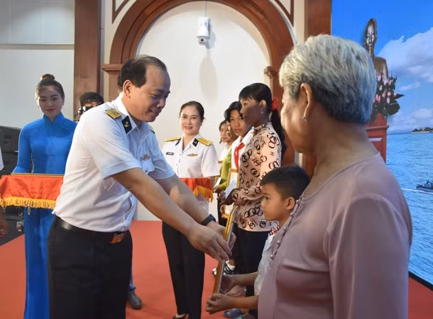 Trao quyết định nhận con đỡ đầu cho con 5 ngư dân.