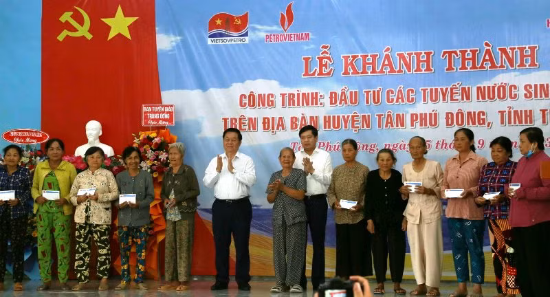 Đồng chí Nguyễn Trọng Nghĩa trao quà cho hộ nghèo.